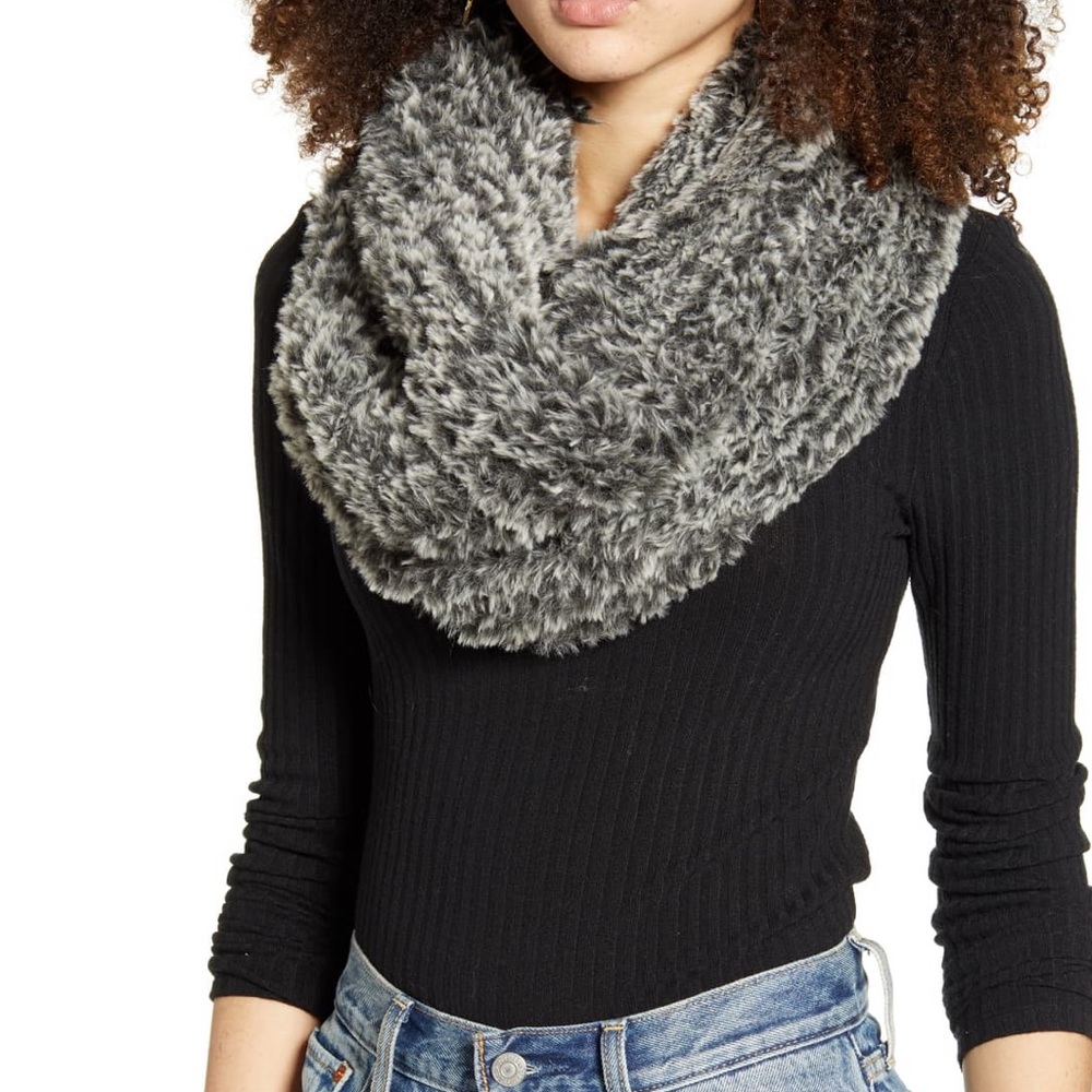 Light grey faux fur infinity scarf ❄️